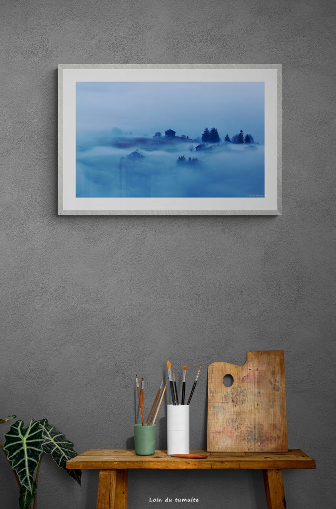 photo d'un hameau pris au piège dans le brouillard