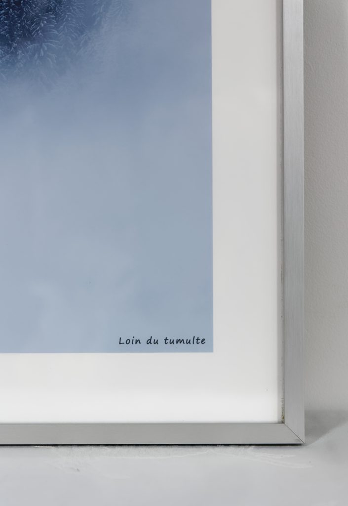 cadre Nielsen et signature loin du tumulte, photo avec marge blanche